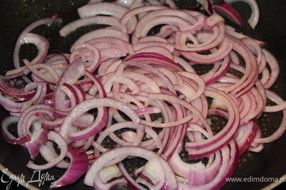 Нагреть сковороду, влить 1 ст.л. растительного масла и пассировать лук на среднем огне до легкой мягкости.