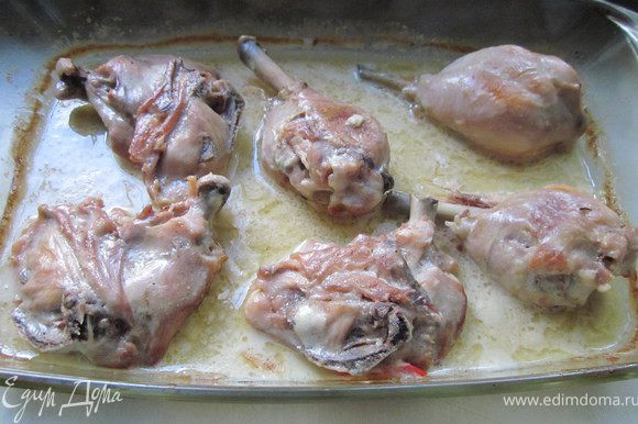 Полученным соусом заливаем курицу и ставим в разогретую духовку на 30 минут 220*