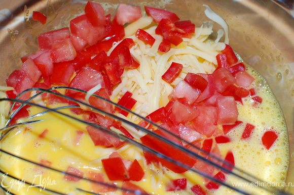 Чистый перчик нарезаем кубиками, помидорки освобождаем от мякоти и тоже нарезаем на кубики. Белки отделяем от желтков. В желтки добавляем молоко,резаные овощи и тертый сыр. Солим, перчим и размешиваем.