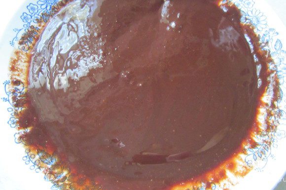 Теперь займемся шоколадным муссом. На водяной бане растопить шоколад и масло. Добавить сахар. Снять с огня и немного остудить.