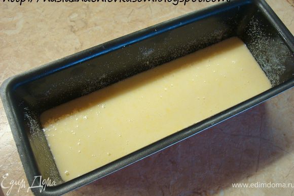 Вылить тесто в форму ( я использую форму для кексов). Вы можете использовать любую другую форму и выпекать в один слой, не разрезая бисквит после выпечки…