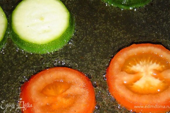 Нарезать цуккини и помидоры кружочками, толщиной 1-1,5 см. Обжарить кружочки на растительном масле, по 2-3 минуты с обеих сторон. Промокнуть излишки жира бумажными полотенцами. Для приготовления творожной начинки разминаем творог вилкой, добавить пропущенный через пресс чеснок.Добавить измельченную зелень, майонез, посолить и поперчить по вкусу. Перемешать.Теперь приступаем к сбору "башенки". Для этого наносим творожный крем на кружочек обжаренного цуккини, сверху - лист салата (порвать по размеру). Лист салата смазываем творожным кремом, сверху укладываем обжаренный помидор. Помидор также смазать творожным кремом, сверху уложить пластинку плавленого сыра (отрезать нужного размера). Завершаем "строительство башенки" кружочком цуккини. "Башенка" готова. Украшаем салатом и калиной.