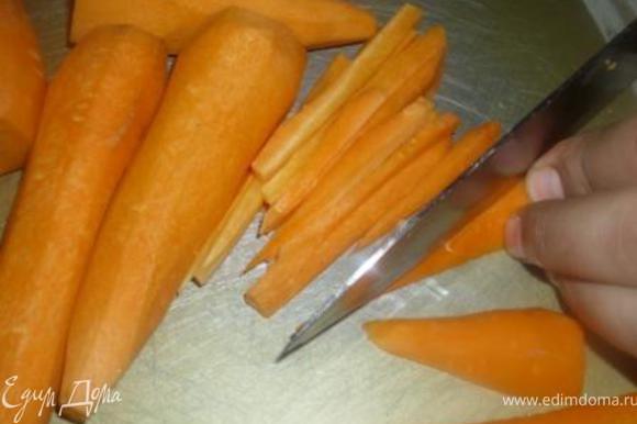 Лук порезать полукольцами, морковку-крупной соломкой. Чеснок очистить от верхнего слоя шелухи и удалить корешки.