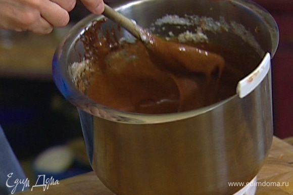 Белки взбить со щепоткой соли в крепкую пену, соединить с шоколадной массой и осторожно перемешать.