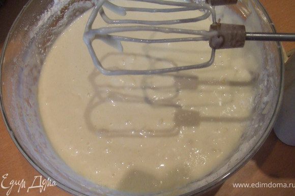 В глубокой миске яйца взбить с солью,постепенно добавляя майонез. Затем добавить муку и разрыхлитель, тесто должно получится густое.