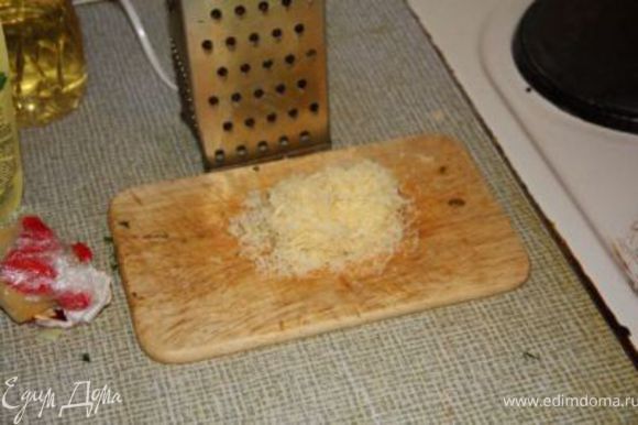 Трем сыр и масло на мелкой терке.