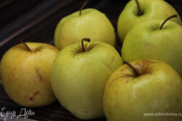 Духовку разогреть до 220°C. Подготовить яблоки: помыть, очистить от кожуры и сердцевины.