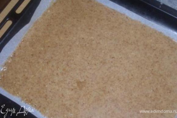 Противень (у меня 40*30см) застелить пекарской бумагой, вылить и равномерно распределить тесто. Выпекать 25-30 минут при 150-170*.