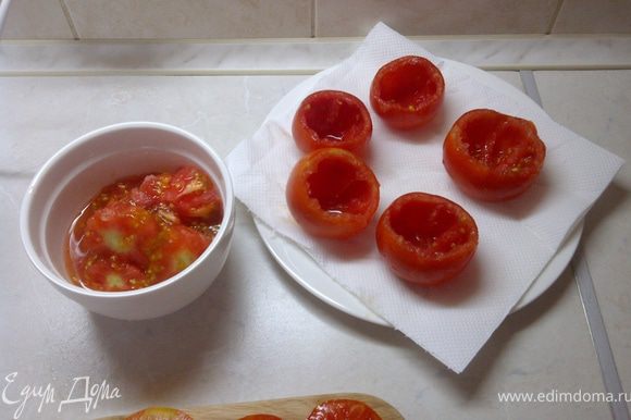 Срезать "жопку" помидора и аккуратно ложечкой вычистить мякоть. Из образовавшихся "крышечек" вырезать хвостики.