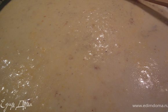 Готовим сырный соус: масло растопить на сковороде, добавить муку, хорошенько размешать. Постепенно вливать молоко... увариваем до загустения. Добавить мускатный орех и сыр.