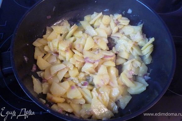На сковороде разогреть оливковое масло и обжарить в нем картофель с луком на среднем огне до мягкости. Картофель НЕ должен быть золотистого цвета. Выложить картофель в сито, чтоб стекли остатки масла.