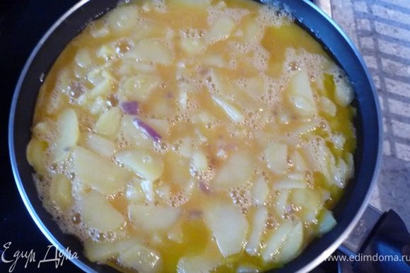 На сковороде снова разогреть оливковое масло и выложить картофельно-яйчную смесь.