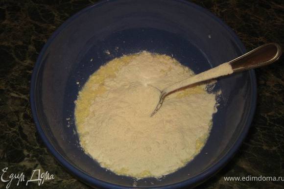 добавить яйцо, перемешать, положить сметану, соль и постепенно, постоянно помешивая, всыпать муку.