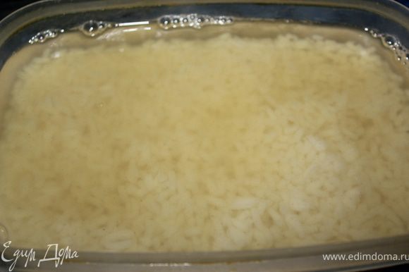 Аккуратно вылить на рис бульон с желатином. И поставить остужать, после переложить в холодильник часа на 2, для застывания.