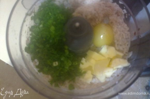 добавить молоко, сливочное масло, яичный желток, соль, мелко порубленную зелень и хорошо перемешать