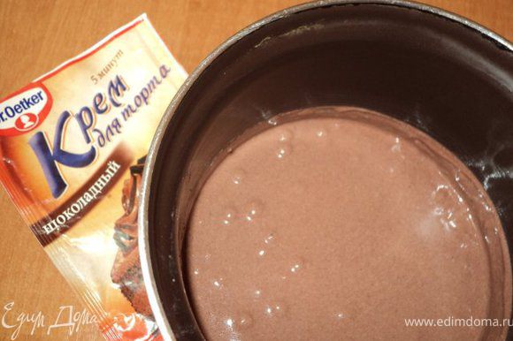 Подготовить шоколадный крем Dr.Oetker согласно инструкции: взбить содержимое пакетика с молоком, добавив сахар и масло.