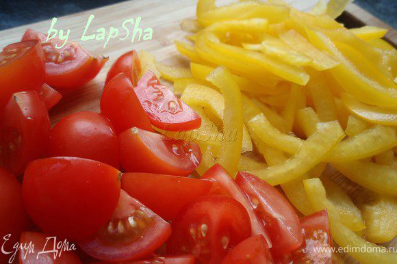 Тонкими полосками нарезать перец, помидоры черри разрезать на четвертинки.