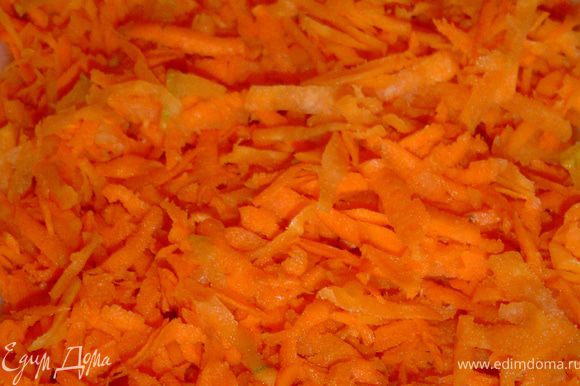 Перец очищаем от семян, очищаем лук и морковь, и измельчаем по отдельности с помощью кухонного процессора или терки. Также измельчаем помидоры. Наливаем масло в кастрюлю и даем ему закипеть, затем в кипящее масло кладем морковь и даем ей прокипеть 10 минут, затем к моркови добавляем лук и также кипятим 10 минут. Также поступаем и с перцем, но не забываем постоянно помешивать овощи. По истечению 10 минут после добавления перца выкладываем в кастрюлю помидоры и рис и варим до готовности риса на медленном огне постоянно помешивая, чтобы рагу не пригорело. Перед окончанием варки солим и перчим по вкусу. Расфасовываем в простерилизованные банки и закупориваем крышками. Переворачиваем банки, укутываем и даем постоять 10-12 часов.
