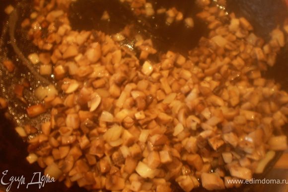 Обжарить лук и грибы на растительном масле.
