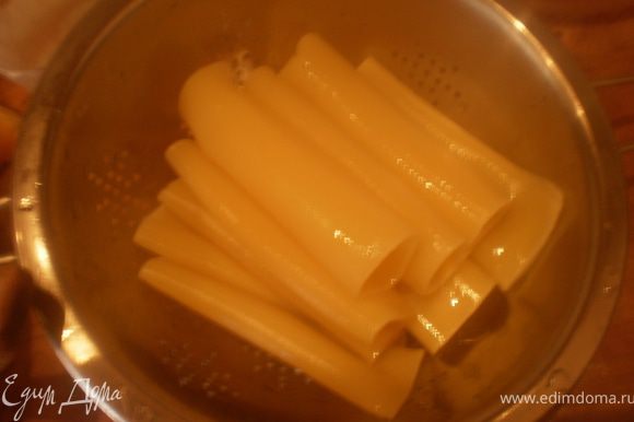 Отварить макароны, но не до готовности(2-3 минуты).