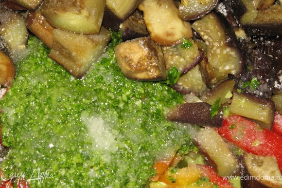 Все овощи складываем вместе, добавляем соль, сахар, уксус, воду(2ст.ложки),зеленую массу из блендера.