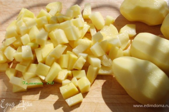 Картофель также режем небольшими кубиками