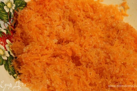 Морковь натереть на мелкой терке, смешать с сахаром.