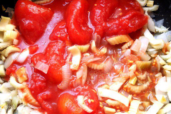 Присоединить томаты ***Можно и свежие, но у нас, увы, даже летом помидоры бесвкусные!:(***, оставить еще на пару минут.