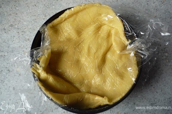 Выложить его поверх яблок, края загнуть внутрь пирога. Запекать в предварительно разогретой до 200°C духовке 25 минут.