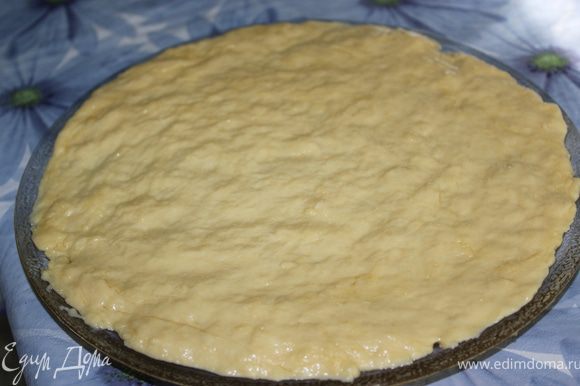 Разделить тесто на 2 части. 1 СПОСОБ приготовления в СВЧ: Распределить тесто на стеклянном блюде для СВЧ по всей поверхности. (Чтобы тесто не прилипало к рукам, руки смажьте растительным маслом)