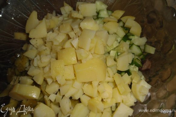 Отварной картофель также нарезать и положить в салатницу