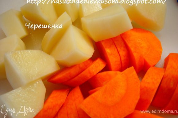 Картофель и морковь режем средними кубиками…