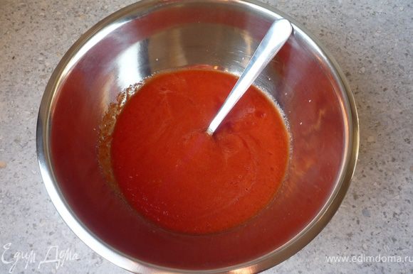 Сделать из томатов в собственном соку пюре (напр., в блендере).