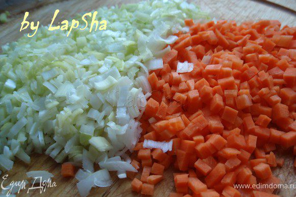 Морковь и лук-парей тоже нарезать мелкими кубиками.