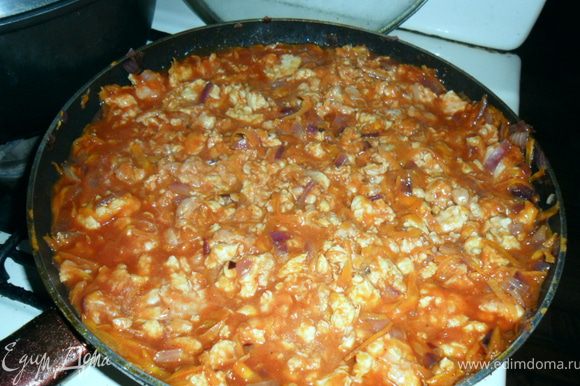 через 5 мин добавить томаты вместе с соком,соль,перец,тщательно перемешать.Тушить 5-10 мин.