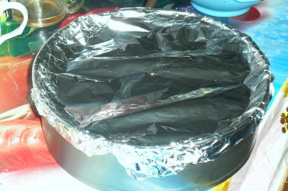 Последний слой должен быть из начинки. Заготовку залить сливками. Блюдо укрыть фольгой и поставить в духовку, разогретую до 200 градусов на 30 мин.