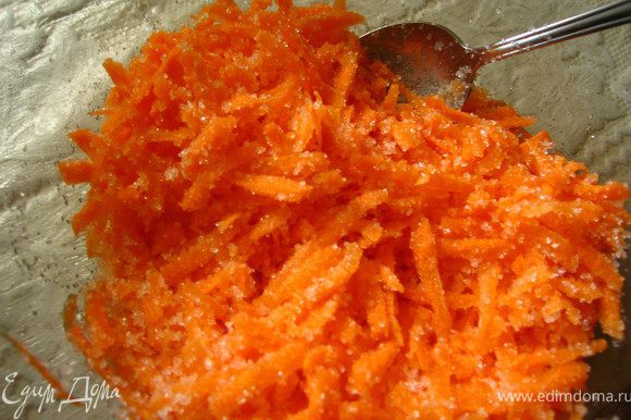 Все очень просто: морковь натереть на крупной терке засыпать сахаром.