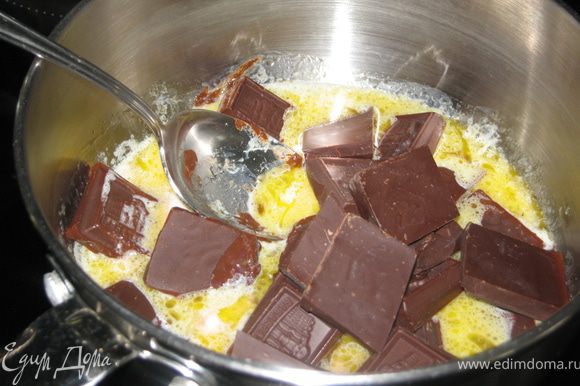 Готовим глазурь: масло растопить, добавить сливки, шоколад.