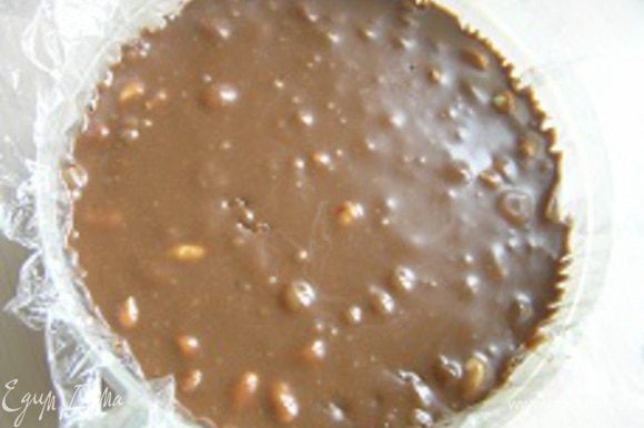 Форму для торта (у меня Ф14 см)застелить пищевой пленкой, выложить шоколадную массу, убрать в холодильник на 6-8 часов.