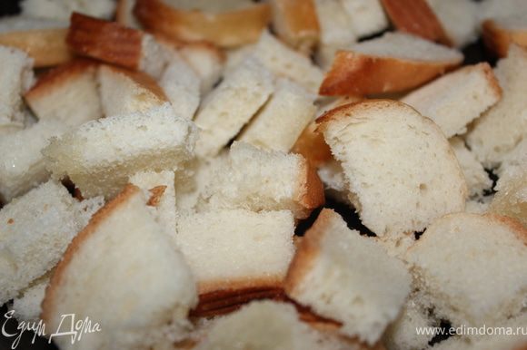Хлеб нарезать кубиками и обжаривать на 2 ст.л. растительного масла.