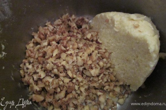 В оставшееся тесто подмешиваем порубленные орехи.