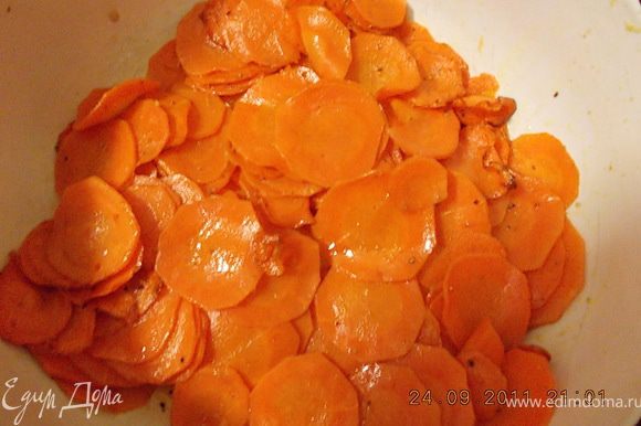 Морковь нарезать кружочками и обжарить.