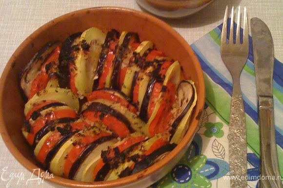 Затем делаем соус: в блендере смешиваем болгарский очищенный перец, томаты, соль, перец душистый (можно добавить любые специи на ваше усмотрение).