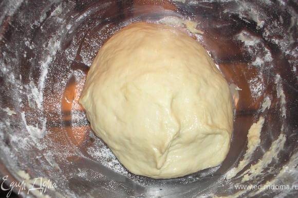 Готовим тесто: Все компоненты смешываем в мягкое тесто до достижения неприлипания к рукам. Скатываем тесто в шар, смазываем растительным маслом и оставляем постоять 30 минут.
