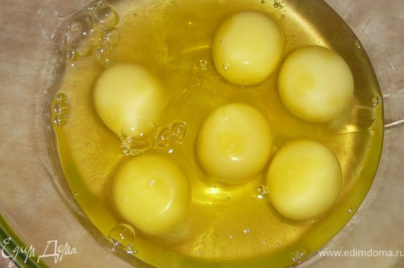 Яйца взить с сахаром до тех пор пока масса не увеличится в двое.