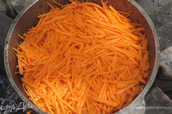 Бросаем морковь, не мешаем. Добавляем зиру и перец.