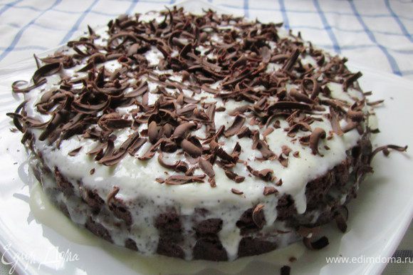Украшаем торт тертым шоколадом и убираем в холодильник на 2-3- часа, чтобы он пропитался. Конечно его можно есть и сразу, но если чуть-чуть подождать, то торт буден нежнее. Приятного аппетита!