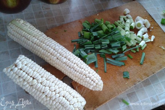 Кукурузу просто срезать ножом.