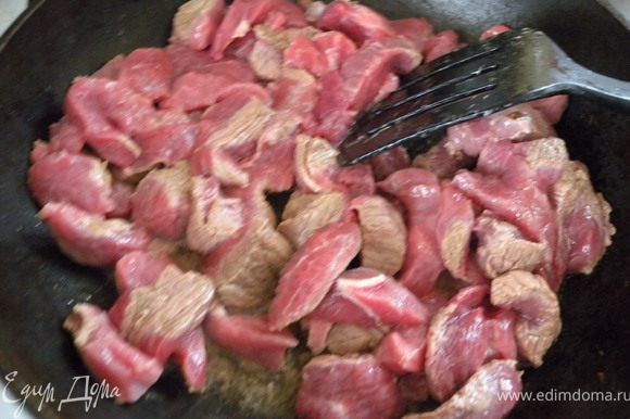6. Добавить порезанное мясо и обжарить на большом огне несколько минут.