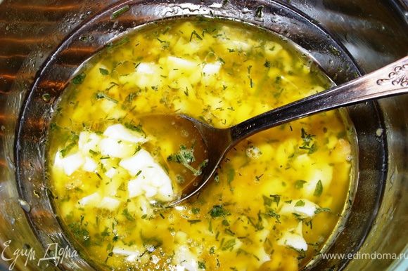 Смешать в плошке яйцо, масло, рубленную зелень и 5 ст.л. рыбного бульона - это соус.